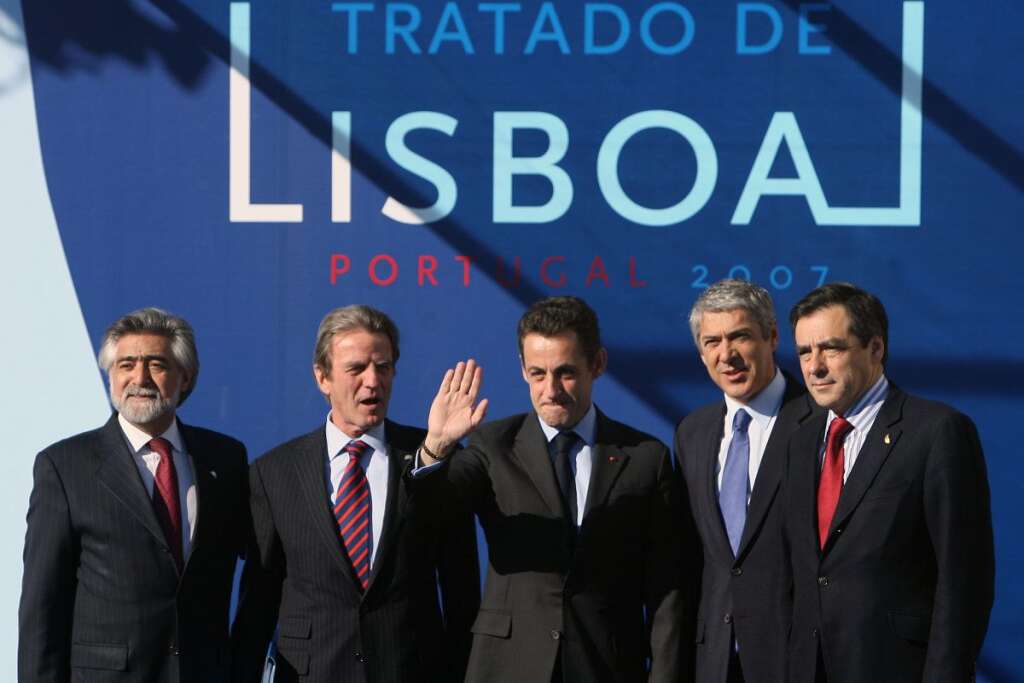 Juin 2007: le Traité de Lisbonne - Destiné à dépasser l'échec de la Constitution européenne, le futur Traité de Lisbonne est soutenu activement par le président Nicolas Sarkozy, qui veut refermer la page des divisions européennes, tant à l'échelle du continent que sur la scène intérieure. Le traité sera ratifié par voie parlementaire plutôt que par référendum.