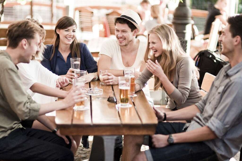 Boire des bières - Pour 64% des gens, il est extrêmement important de se voir en dehors du travail pour devenir ami avec ses collègues. Cette situation arrive en second plan après les pauses café au travail.