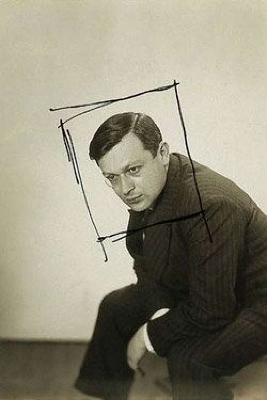 Tristan Tzara, l'homme approximatif - <br>À travers Brancusi, Calder, Delaunay, Max Ernst, Le Douanier Rousseau ou Man Ray, le musée d'Art Moderne et Contemporain de Strasbourg présente la première rétrospective consacrée au poète, écrivain d'art et collectionneur au monocle, Tristan Tzara (1895-1963). Connu et prononcé dès que le dadaïsme est abordé, Tzara aura influencé une partie des artistes de sa génération. Les plus grands furent aussi ses amis et illustrèrent ses écrits.<br><br>  <em>Man Ray (1890-1976), Tristan Tzara, vers 1924, épreuve gélatino-argentique recadré à l’encre noire par l’artiste, 11,3 x 8,1 cm, Paris, Centre Pompidou</em><br><br>  <strong><a href="http://www.musees.strasbourg.eu/index.php?mact=News,cntnt01,detail,0&cntnt01articleid=5324&cntnt01detailtemplate=Exposition&cntnt01returnid=443" target="_blank">L'exposition a lieu du 24 septembre 2015 au 17 janvier 2016 au musée d'art moderne et contemporain de Strasbourg</a></strong>