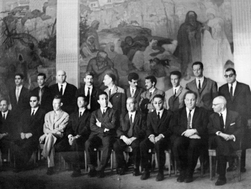 29 septembre 1962 - Ministre de la Jeunesse et des Sports - Photo de famille du gouvernement formé par le président de Conseil Ahmed Ben Bella qui a été investi par l'Assemblée constituante algérienne le 29 septembre 1962 à Alger.
