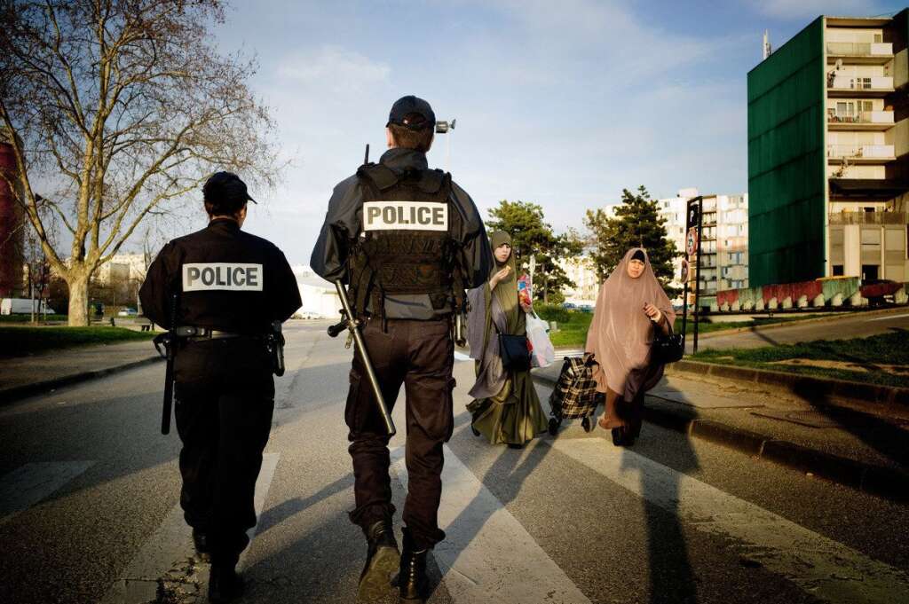 27/78 "Je rétablirai une présence régulière des services de police au contact des habitants" - <img alt="like" src="http://i.huffpost.com/gen/1104504/thumbs/s-LIKE-small.jpg?3 " style="float:left;" />Encore au ministère de l'Intérieur, Manuel Valls a lancé une centaine de Zone de sécurité prioritaire (ZSP), essentiellement dans les zones sensibles. Une mesure qui s'ajoute à la sanctuarisation du nombre de postes dans la police et la gendarmerie.