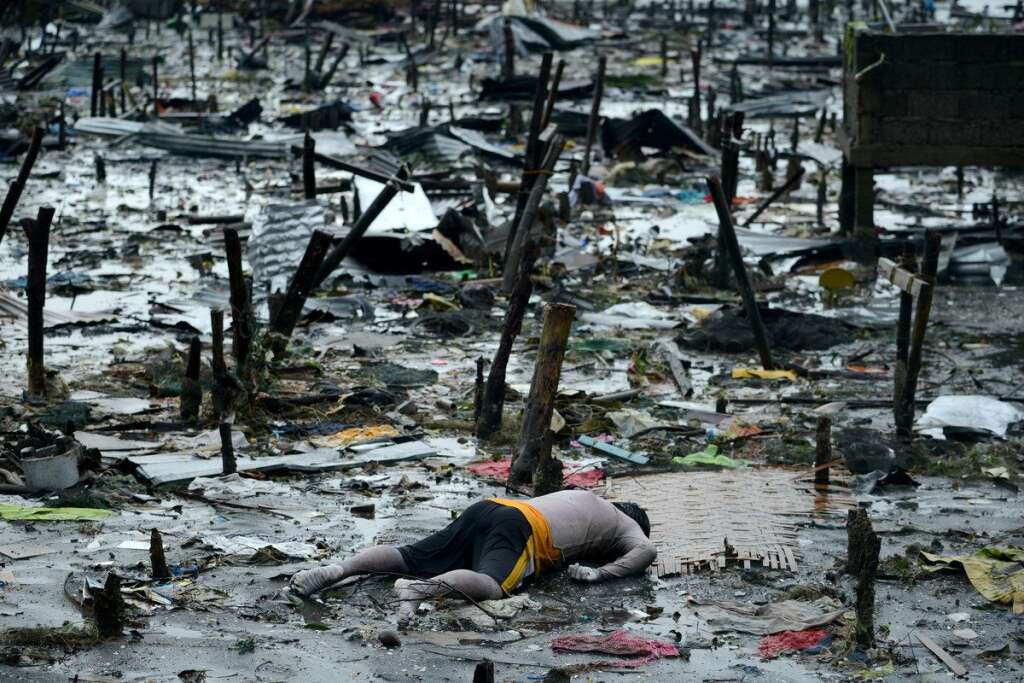 Un corps à Tacloban - Le 10 novembre 2013.