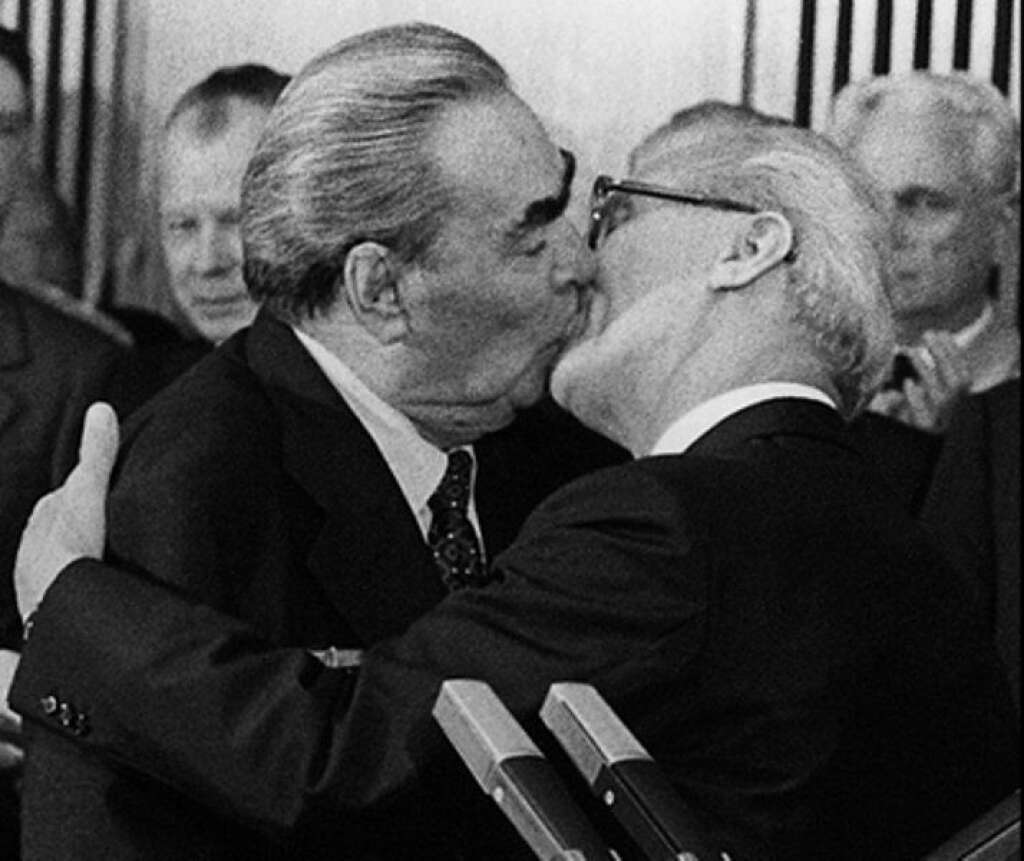 Le baiser fraternel - La campagne Benetton a été inspirée par un baiser culte et communiste: le baiser fraternel entre Brejnev (URSS) et Honecker (RDA- Allemagne de l'Est) prise en 1979 par le photographe français Régis Bossu à l'occasion du trentième anniversaire de la RDA.