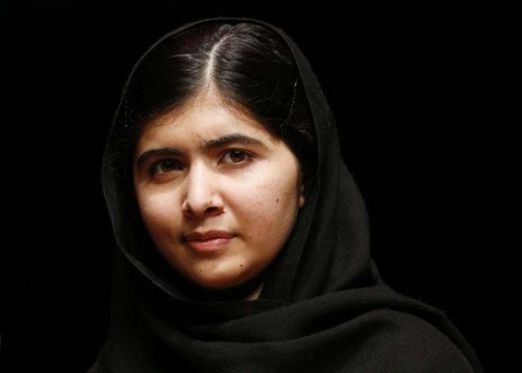 Malala blogueuse - Malala a commencé son combat en 2007, lorsque les talibans imposent leur loi dans sa vallée de Swat, jusque-là paisible région touristique qui lui valait le surnom de "Suisse du Pakistan". Du haut de ses 11 ans, Malala, fille d'un directeur d'école qui exerce sur elle une énorme influence et d'une mère illettrée, alimente <a href="http://news.bbc.co.uk/2/hi/south_asia/7834402.stm" target="_blank">un blog sur le site de la BBC</a> en ourdou, la langue nationale. Sous le pseudonyme de Gul Makai, elle y décrit le climat de peur régnant dans sa vallée.
