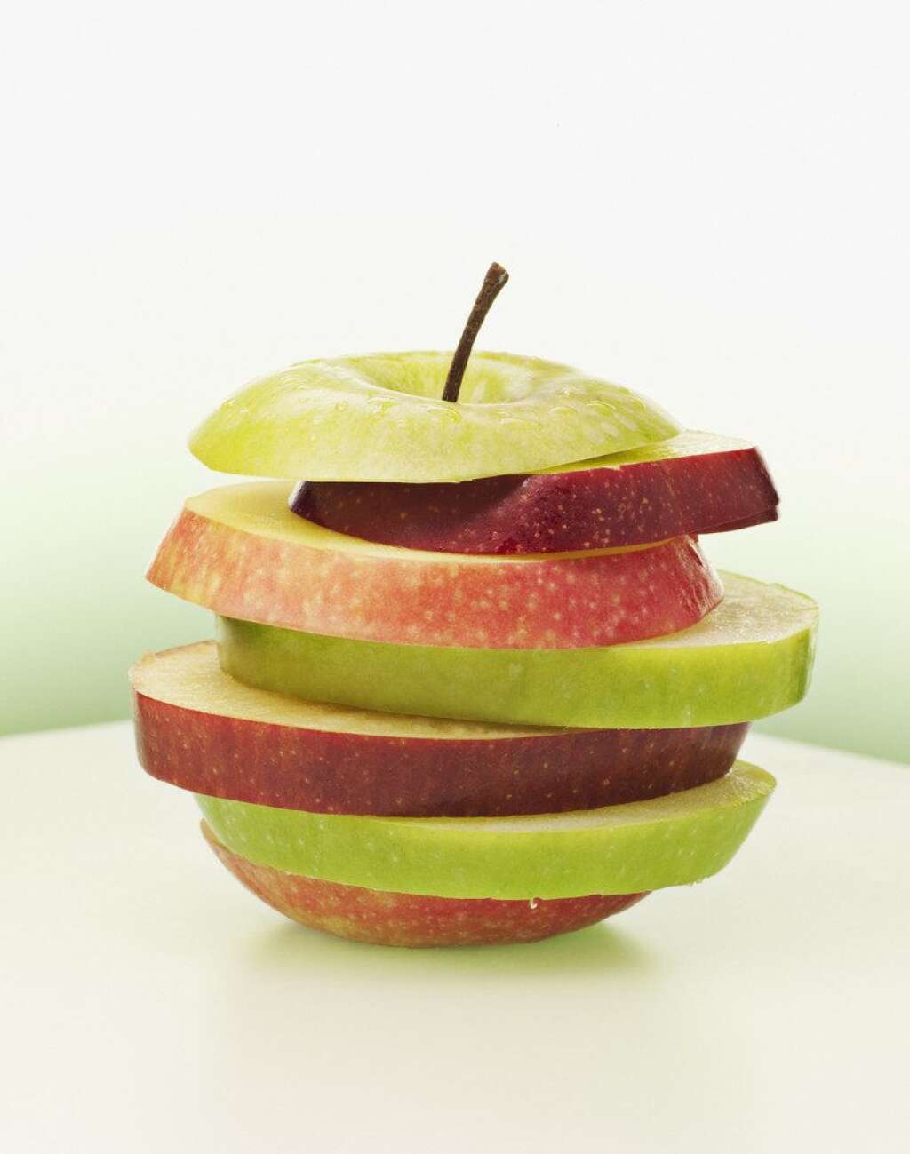 La pomme - La pomme ne contient que très peu de calories. Autre atout majeur, ce fruit est gorgé de pectines qui ont la propriété de stabiliser le taux de sucre dans le sang. Un procédé qui joue sur l'appétit.