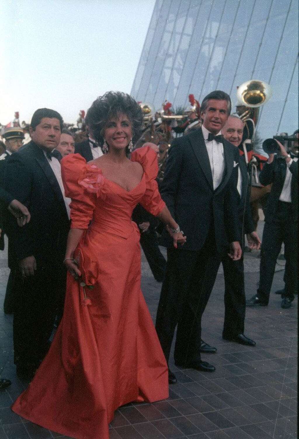 Elizabeth Taylor en 1987 - La robe corail en soie sauvage, sur le papier ça peut tenter. En vrai, le brushing n'arrange rien.
