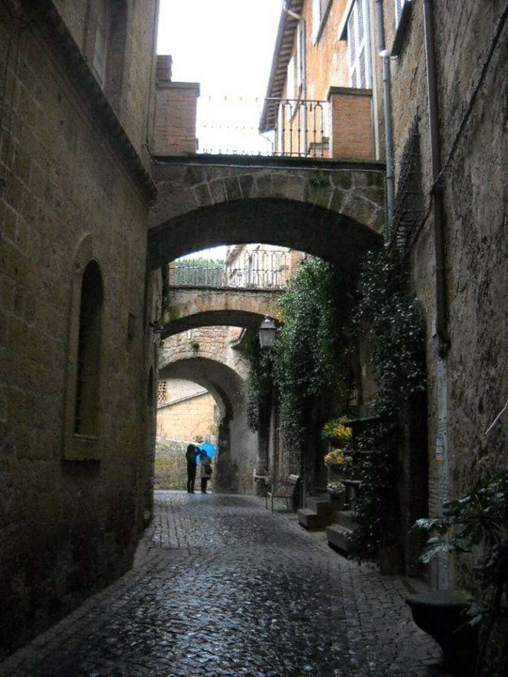 Les rues d'Orvieto - Les ruelles de la ville sont surplombées par des ponts qui amorcent les différences de hauteur. Ces passerelles offrent un charme unique qui rappelle pour certains les passages de Venise.