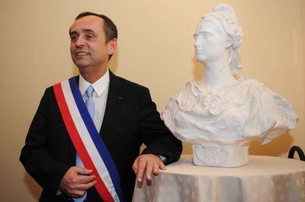 Robert Ménard, maire amateur de polémique - Depuis son arrivée à la mairie de Béziers en avril 2014, Robert Ménard enchaîne les polémiques. <em>Le HuffPost</em> en a recensé presque une par mois.