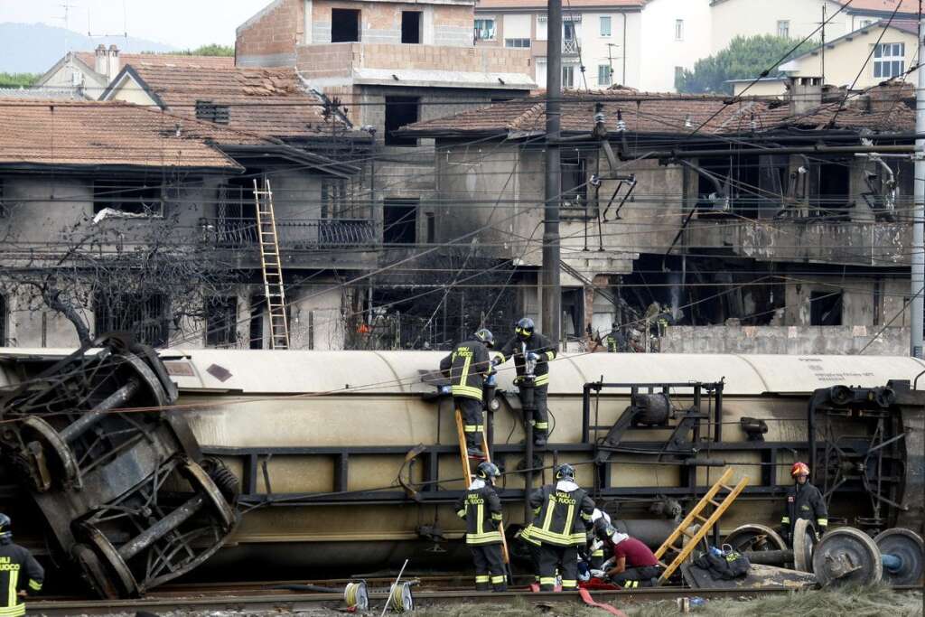 Le 30 juin 2009 en Italie - 22 morts après une explosion à bord d'un train de marchandises, qui enflamme des habitations et tue des habitants dans leur sommeil à Viareggio, en Toscane.