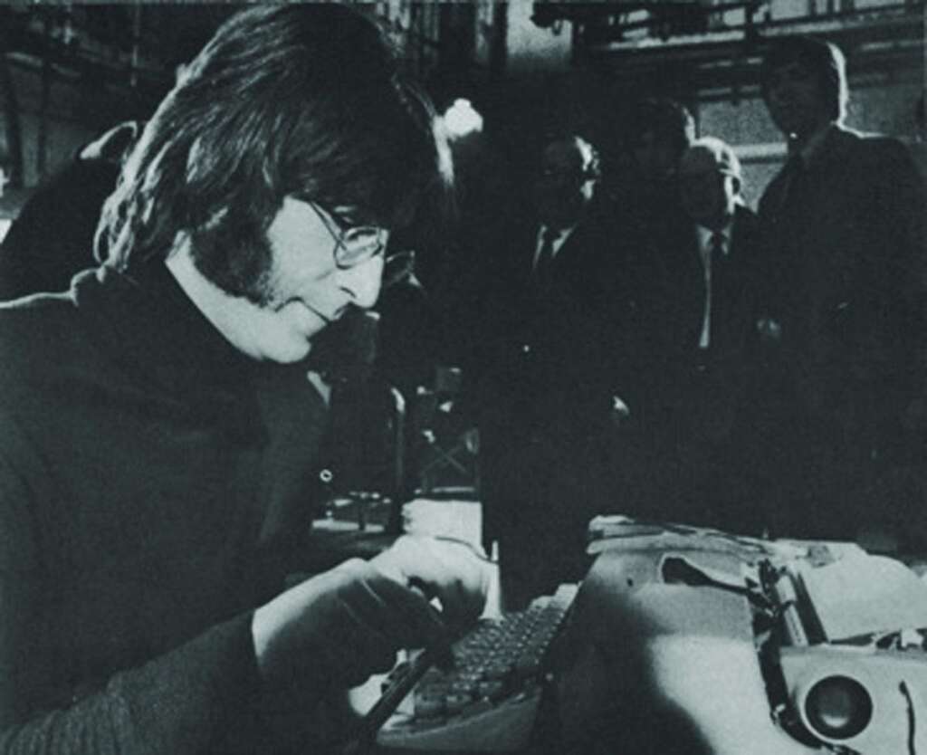 John, un expert de la frappe à deux doigts - Paru dans le magazine "Beatles Monthly", mai 1968 / © Sean O’Mahony/Apple Corps