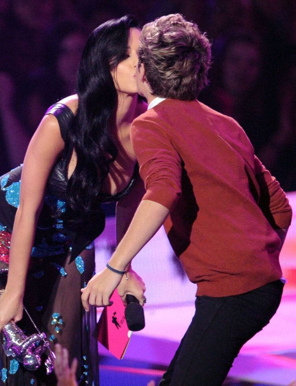 2012 MTV Video Music Awards - Show - LOS ANGELES, CA - SEPTEMBER 06:  (L-R) Singer Niall Horan (R) of One Direction accepts the Best Pop Video award from singer Katy Perry onstage during the 2012 MTV Video Music Awards at Staples Center on September 6, 2012 in Los Angeles, California.  (Photo by Kevin Winter/Getty Images)