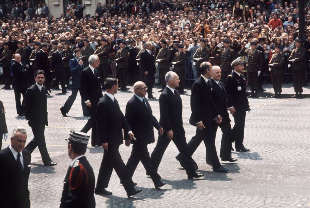 VGE... à pied - Valéry Giscard d'Estaing (3ème en partant de la droite), nouveau président de la République se rend à pied au Palais de l'Elysée sous les acclamations de la foule, le 27 mai 1974, le jour de son investiture.
