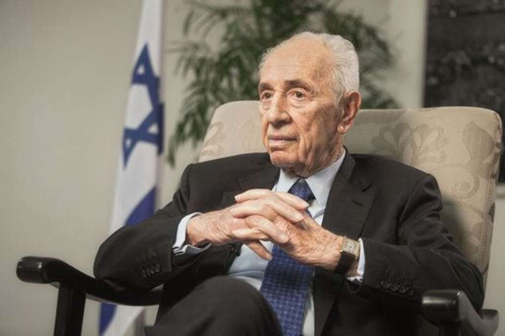 28 septembre - Shimon Peres - Le prix Nobel de la paix et ancien président israélien Shimon Peres est décédé mercredi 28 septembre, deux semaines après un accident vasculaire cérébral, a annoncé son médecin. Avec Shimon Peres disparaît une figure historique, dernier survivant de la génération des pères fondateurs de l'Etat d'Israël et l'un des principaux artisans des accords d'Oslo qui ont jeté les bases d'une autonomie palestinienne dans les années 1990 et lui ont valu le Nobel de la paix.