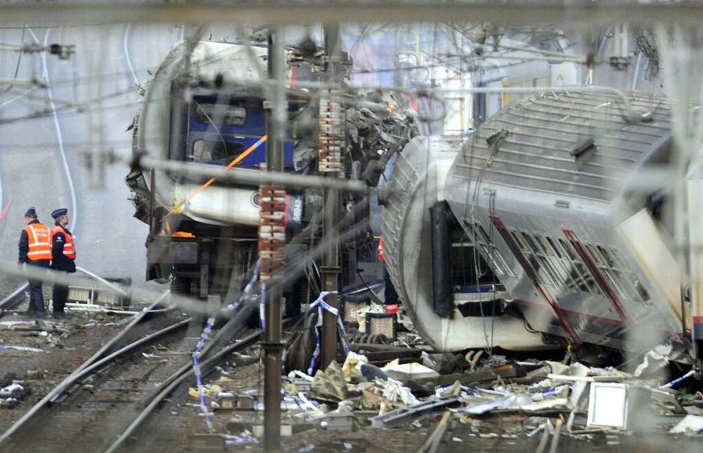 Le 15 février 2010 en Belgique - 18 morts dans la collision frontale entre deux trains dans le village de Buizingen, près de Hal, au sud-ouest de Bruxelles.