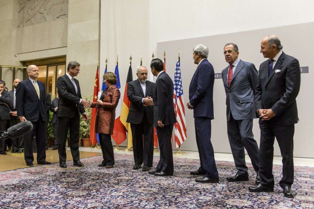 2013 - En février à Almaty (Kazakhstan), les 5+1 proposent d'alléger certaines sanctions en échange d'une simple suspension de l'enrichissement mais les discussions en avril échouent.  Fin septembre, le nouveau président iranien, Hassan Rohani, parle au téléphone avec Barack Obama (premier échange à ce niveau depuis 1979).  Parallèlement une rencontre ministérielle inédite Iran/5+1 se tient à New York. L'optimisme prévaut aux négociations de Genève mi-octobre mais un nouveau round de discussions s'achève le 9 novembre sans accord en raison notamment de la position des Français qui durcissent les exigences.  Le 20 novembre, les négociations reprennent à Genève, suscitant un chassé-croisé diplomatique mondial sans précédent. Au quatrième jour, les ministres des Affaires étrangères sont arrivés et après de longues heures de discussions un accord a été conclu au milieu de la nuit.