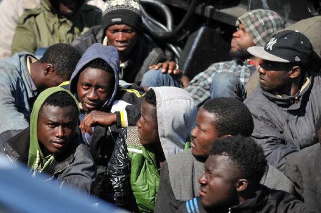 2014 - <strong>22 août - LIBYE :</strong> 170 migrants clandestins originaires de l'Afrique sub-saharienne périssent lors du naufrage de leur embarcation au large des côtes libyennes, près de Tripoli. <br> <br>  <strong>14 septembre - LIBYE :</strong> Une embarcation transportant quelque 200 migrants africains coule à l'est de Tripoli. Seulement trente-six personnes secourues. <br> <br>  <strong>10 septembre - MALTE :</strong> Jusqu'à 500 migrants meurent noyés, leur bateau ayant été volontairement coulé par des passeurs au large de Malte, selon des témoignages de survivants. Partis d'Egypte le 6 septembre dans l'espoir de gagner l'Italie, les migrants ont changé trois fois de bateau pendant la traversée. Lorsqu'ils ont refusé de monter dans une embarcation plus petite, les passeurs ont volontairement embouti leur bateau, provoquant le naufrage, selon des rescapés. Les secours n'ont retrouvé que 10 survivants et trois corps.  <br> <br>  Selon le HCR, la Méditerranée est devenue "la route la plus mortelle du monde" en 2014 avec la mort d'au moins 3400 migrants en mer. <br> <br>  <em>(Photo: dans un port de Calabre en Italie, le 15 avril 2015)</em>