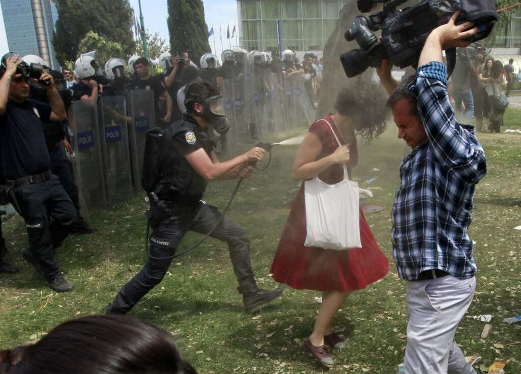 "La femme en rouge" - Photo prise dans le parc Gezi à Istanbul, le 28 mai 2013.