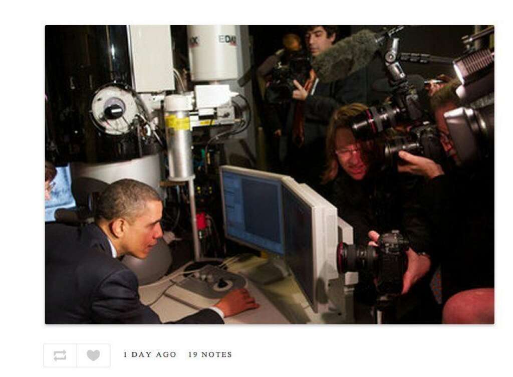 "Obama consulte vos emails" - Des dizaines de photos détournées sur le tumblr "<a href="http://obamaischeckingyouremail.tumblr.com/" target="_blank">Obama Is Checking Your Email</a>"