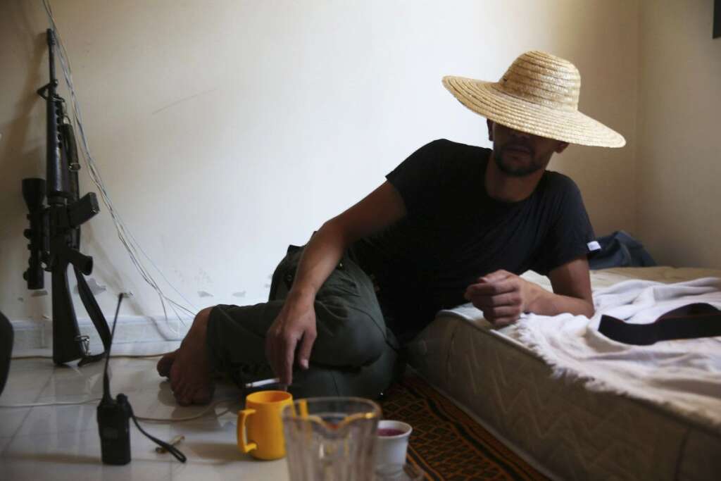 - Un rebelle se repose, une cigarette à la main, dans une maison sécurisée à Jobar, Damas (le 25 août 2013).