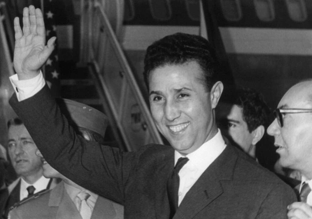 Ahmed Ben Bella - Ahmed Ben Bella, <a href="http://www.huffingtonpost.fr/2012/04/11/ahmed-ben-bella-mort-premier-president-algerie_n_1417924.html">le premier président de l'Algérie indépendante</a>, est décédé à Alger à l'âge de 95 ans. Le président algérien, au pouvoir de 1962 à 1965, avait été renversé par son ministre de la Défense, feu le colonel Houari Boumediene que M. Bouteflika avait toujours soutenu.