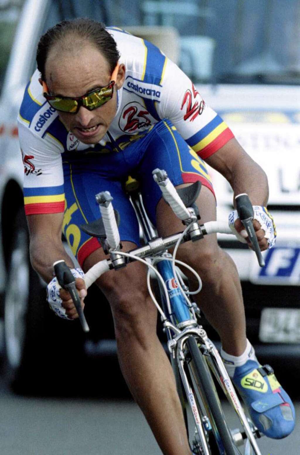 3 août - Armand de las Cuevas - <p>L'ancien cycliste Armand de las Cuevas, champion de France en 1991, est mort à l'âge de 50 ans, a annoncé ce vendredi 3 août <a href="http://www.uncp.net/" target="_blank">l'Union nationale des cyclistes professionnels</a> (UNCP) par la voix de son président Pascal Chanteur.</p>  <p>Il avait remporté le contre-la-montre couru <a href="http://www.giroditalia.it/it/" target="_blank">le premier jour du Giro</a>-1994 et le Critérium du Dauphiné en 1998. Malgré ces victoires, il n'avait pas pu participé au <a href="https://www.huffingtonpost.fr/news/tour-de-france/" target="_blank">Tour de France</a> marqué par le scandale de <a href="https://www.huffingtonpost.fr/news/dopage/" target="_blank">dopage</a> Festina.</p>  <p><strong>» Lire notre article complet <a href="https://www.huffingtonpost.fr/2018/08/03/le-cycliste-armand-de-las-cuevas-est-mort_a_23495371/?utm_hp_ref=fr-sport">en cliquant ici</a></strong></p>