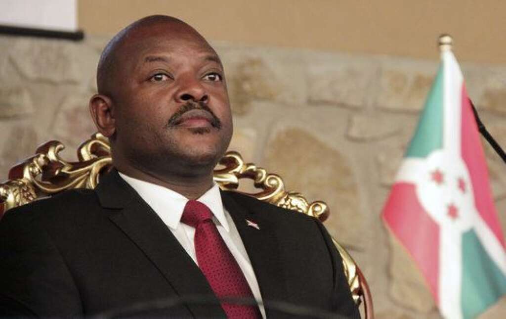 Pierre Nkurunziza - Burundi - Pierre Nkurunziza, président du Burundi, en est à son deuxième mandat. Elu en 2005 puis en 2010, Pierre Nkurunziza aimerait rester au pouvoir et se présenter en 2015.  Alors, il décide de faire modifier le texte fondamental pour rester président quelques années de plus. Mais c'était sans compter un revers inattendu. La réforme constitutionnelle soumise au Parlement en mars 2014 a été rejetée.<a href="http://www.rfi.fr/afrique/20140321-burundi-le-projet-revision-constitution-retoque-assemblee-nationale/" target="_blank"> A une voix près</a>.   <em>Photo: Pierre Nkurunziza, le 13 février 2014</em>
