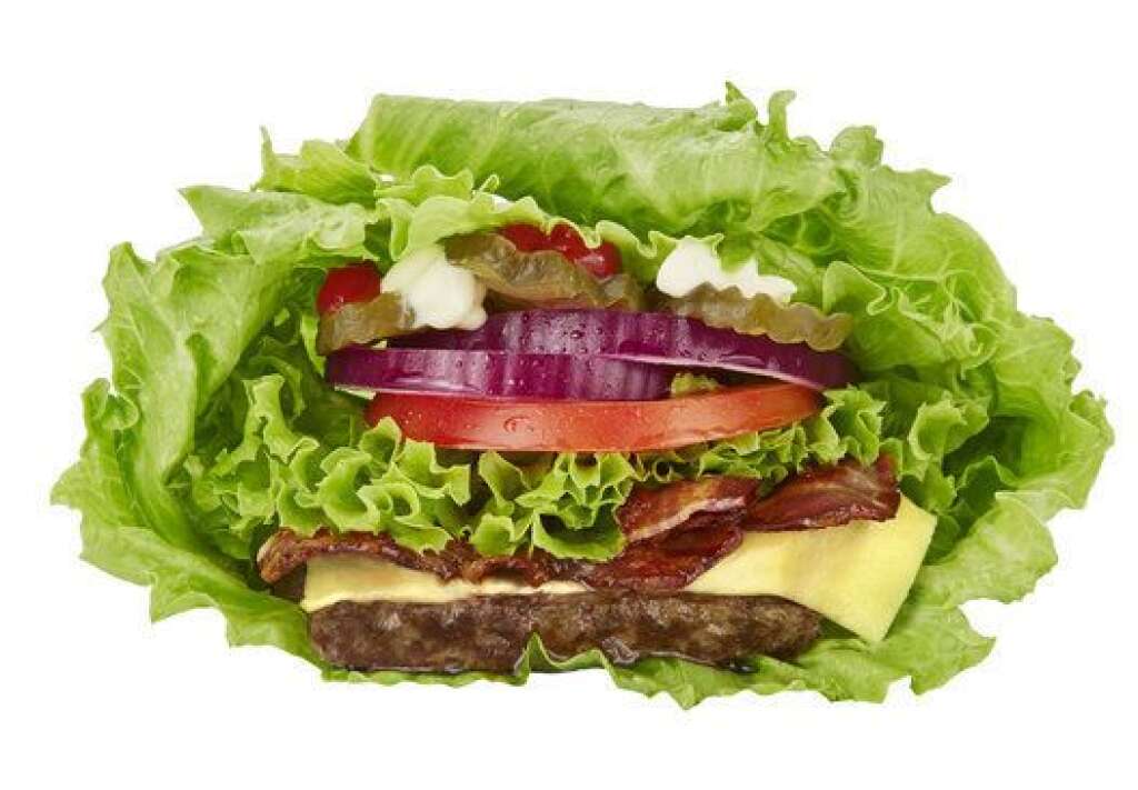Pas de pain... mais de la salade - Moins de glucide mais pas moins de plaisir avec ce "low-carb burger" où le pain a été remplacé par de la salade. Fonctionne <a href="http://alldayidreamaboutfood.com/2014/07/35-low-carb-burger-recipes-you-need-to-try.html" target="_blank">aussi avec deux tranches d'aubergine</a>.