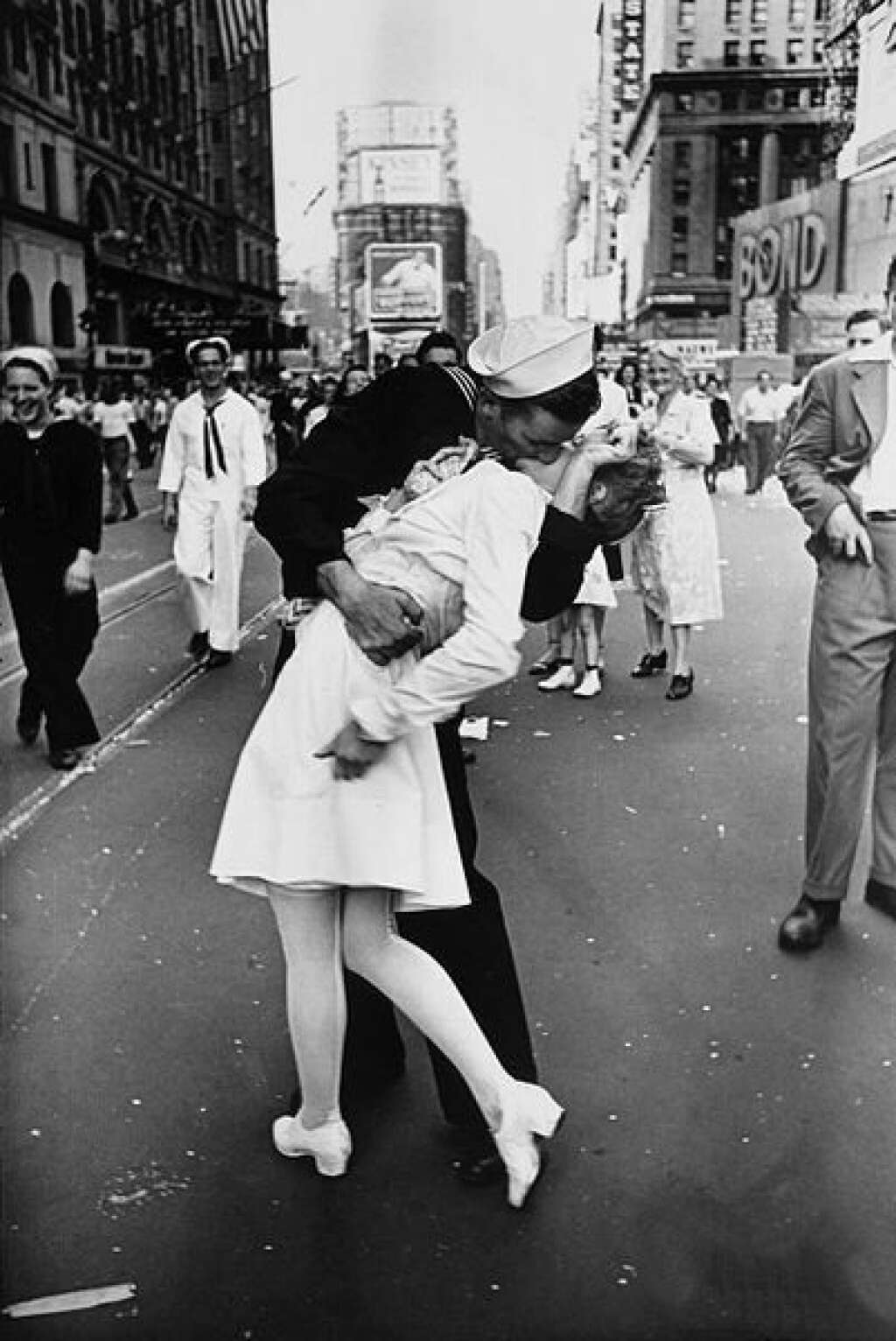 2- V-J Day in Times Square de Alfred Eisenstaedt (14 août 1945) - Qui serait en fait <a href="http://www.slate.fr/lien/62821/photo-celebre-times-square-marin-embrasse-infirmiere-agression-sexuelle">une agression sexuelle</a>...  <a href="http://en.wikipedia.org/wiki/V-J_Day_in_Times_Square">Explication de la photo d'Alfred Eisenstaedt</a>