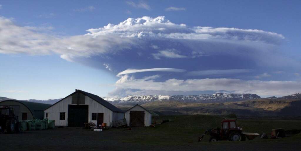 Mai 2010: Eyjafjoll affole l'Europe - Un gigantesque nuage de cendre craché par un volcan islandais paralyse le trafic aérien européen. Situation inédite à laquelle le gouvernement ne peut pas grand chose. Mais les milliers de passagers bloqués loin de chez eux pendant plusieurs jours sont fous de rage.