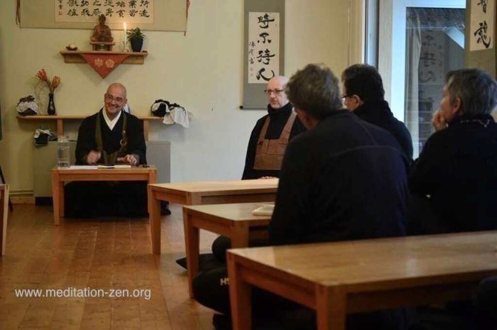 - 18h45 : zazen, méditation du soir et enseignements sur « le bouddhisme et la vie quotidienne ». Ici en photo, maître Reigen Wang-Genh.