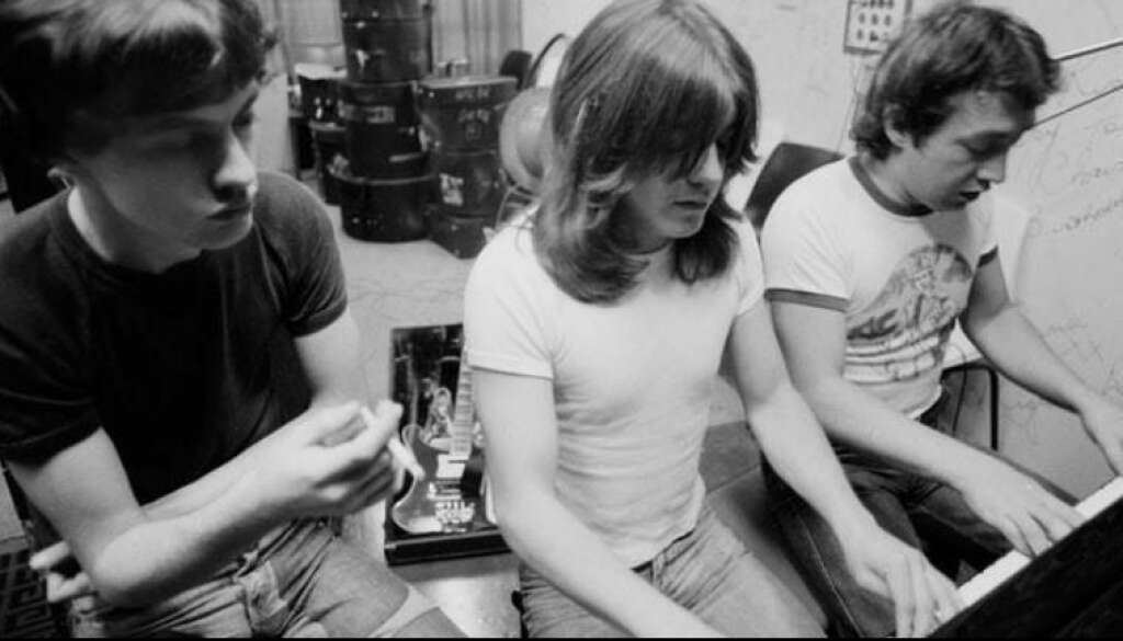 23 octobre - George Young - Le "mentor" du groupe AC/DC et frère de Angus et Malcom Young, George Young est décédé à l'âge de 70 ans.  <p><strong>» Lire notre article complet <a href="http://www.huffingtonpost.fr/2017/10/23/george-young-le-mentor-dac-dc-est-mort_a_23252125/">en cliquant ici</a></strong></p>