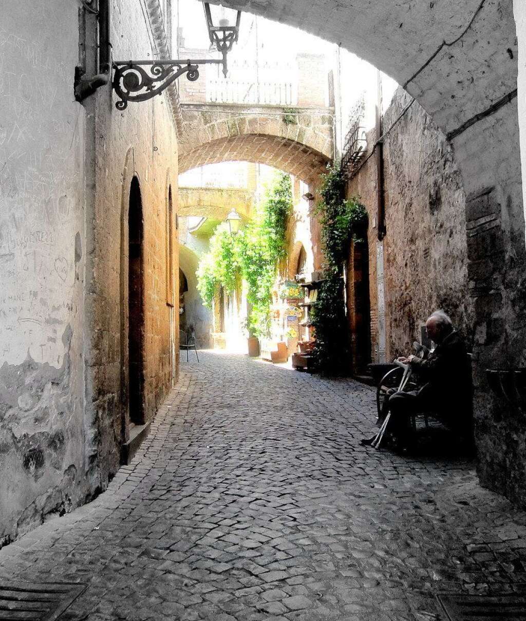 Orvieto - Tours les ruelles de la vieille ville, surplombées de plusieurs passerelles volantes.