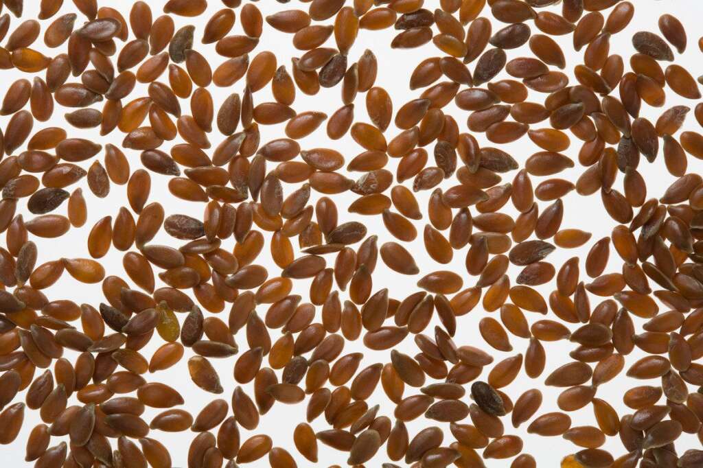 La graine de lin et son huile - Les graines de lin sont dotées d'un fort potentiel préventif pour le cancer du sein grâce à leur contenance en phytoestrogènes qui sont des molécules d'origine végétale.
