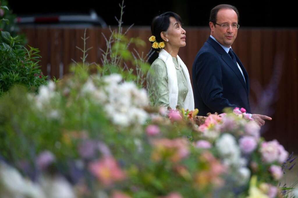 François Hollande et Aung San Suu Kyi dans les jardins -