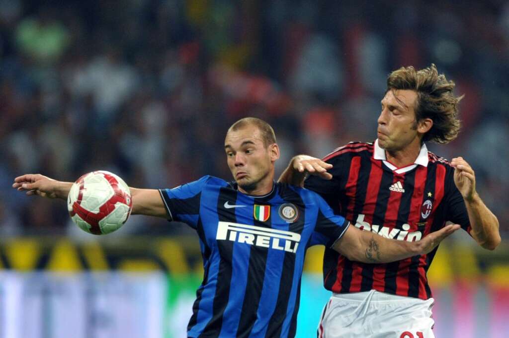 Andrea Pirlo, de l'Inter au Milan AC (2001) - A l'été 2001, le meilleur Italien de l'Euro 2012 passe de l'Inter à l'AC. A l'époque, il est loin d'être à son niveau actuel. Il restera ensuite dix ans au Milan, remportant notamment le Scudetto en 2004 et 2011. Avantage pratique de ce transfert: continuer à évoluer dans le même stade.
