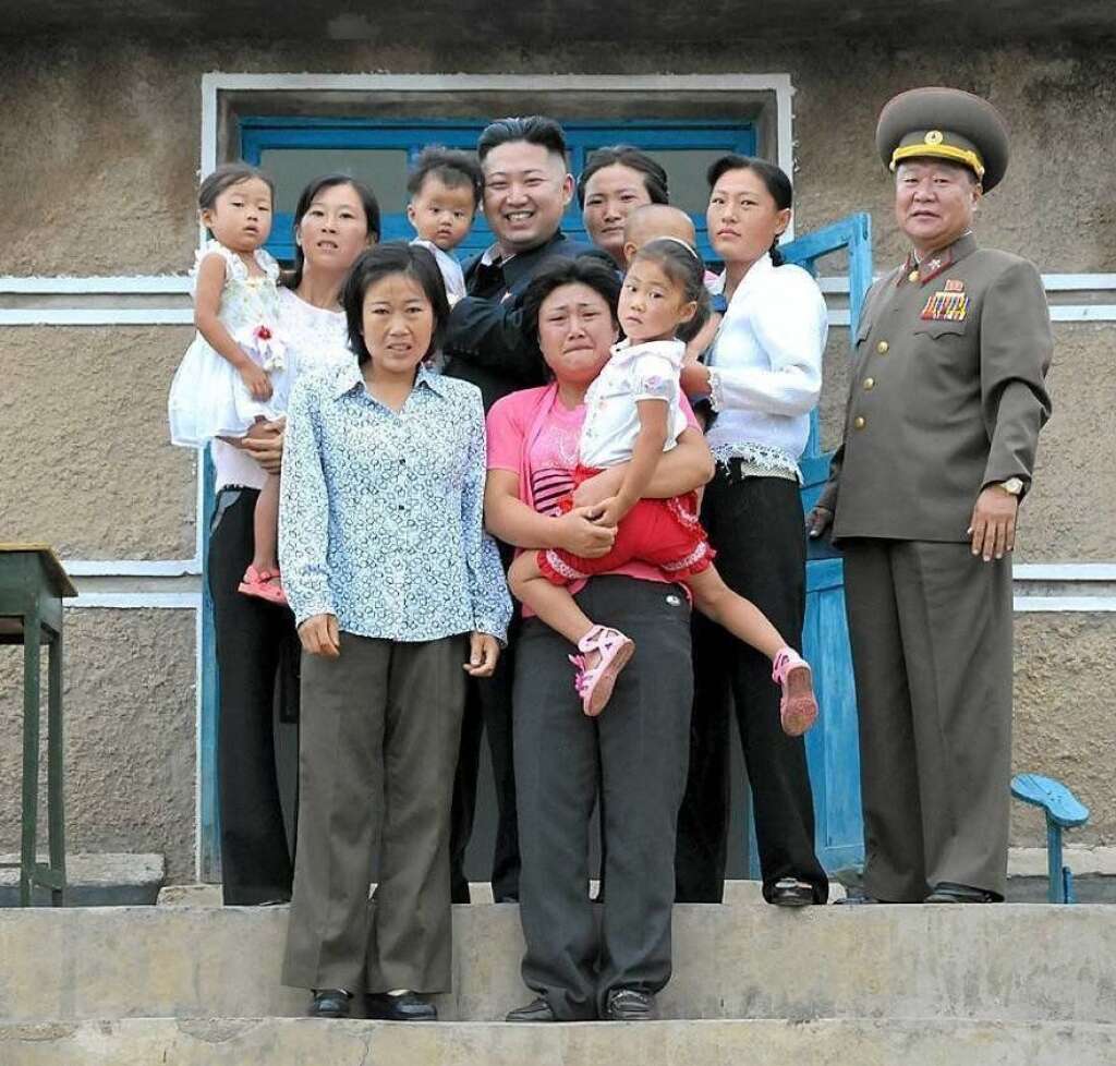 L'étrange photo de Kim Jong-Un avec une famille coréenne - La tentative du nouveau leader de la Corée du Nord de prendre une traditionnelle photo de famille <a href="http://www.huffingtonpost.fr/2012/08/22/coree-du-nord-photo-famille-kim-jong-un_n_1820953.html?utm_hp_ref=fr-insolite">relève du tragi-comique</a>...