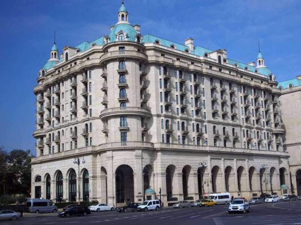 L’hôtel Four Seasons occupe un immeuble élégant, typique du premier boum pétrolier. -