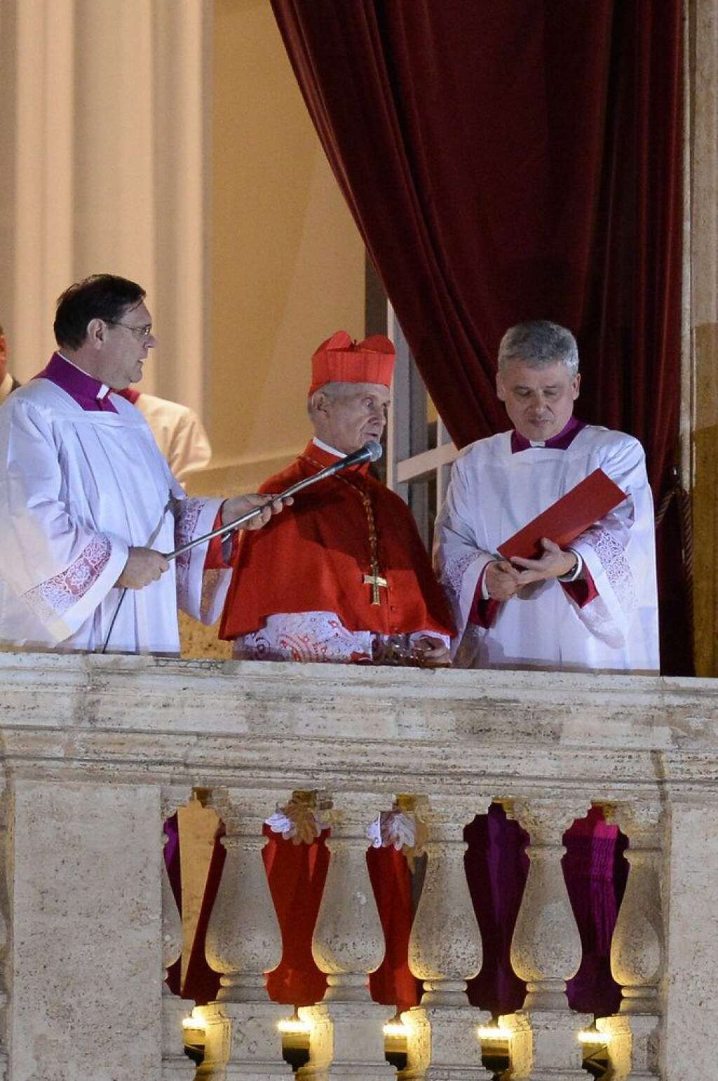 Puis l'annonce au balcon - Le cardinal français Jean-Louis Tauran annonce en latin à la foule rassemblée Place Saint-Pierre : "Habemus papam" suivi du nom Jorge Mario Bergoglio, le pape François.