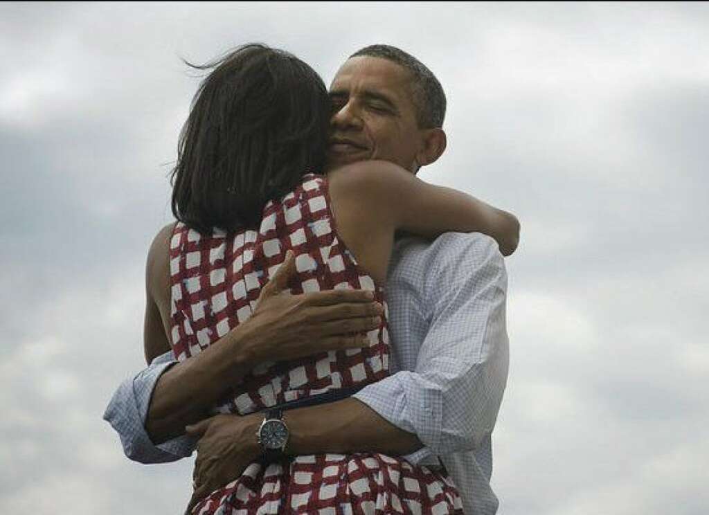 La photo de victoire de Barack Obama - La photo envoyée sur les réseaux sociaux de Barack Obama au soir de sa victoire <a href="http://tempsreel.nouvelobs.com/presidentielle-us-2012/20121108.OBS8666/obama-les-dessous-de-la-photo-la-plus-partagee-du-monde.html">est devenue la photo la plus partagée du monde</a>. D'autres images de cette soirée électorale <a href="http://www.huffingtonpost.fr/2012/11/07/elections-americaines-histoires-nuit-vote-electorale-obama-romney_n_2085944.html">valaient le coup</a>.