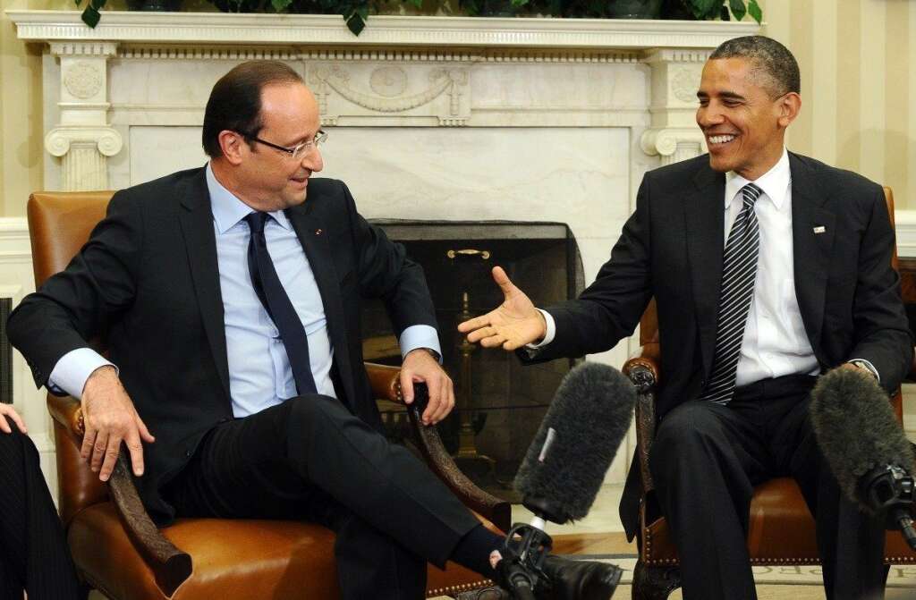 18 Mai 2012: Hollande rencontre Obama sur fond de retrait d'Afghanistan - Le 18 mai 2012, François hollande rencontre pour la première fois le président américain Barack Obama. Tous deux affichent leur convergence de vue sur la nécessité de relancer la croissance européenne. Trois jours plus tard, François Hollande déclare au sommet de l'Otan à Chicago que la France n'a pas à fournir de "compensation" au départ de ses troupes combattantes d'ici la fin 2012.  A relire sur <a href="http://www.huffingtonpost.fr/2012/05/18/hollande-obama-usa-visite-g20-otan_n_1527916.html">Le HuffPost</a>