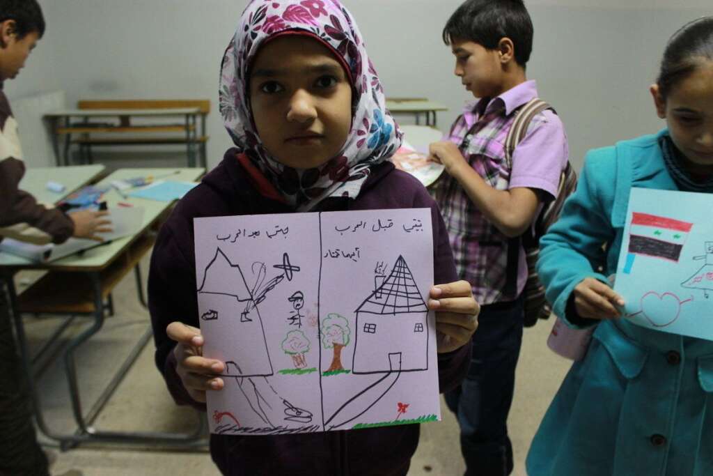 Zeinab, 10 ans - "Ma maison avant et après la guerre", a écrit Zeinab. "Laquelle tu choisirais?", demande-t-elle.