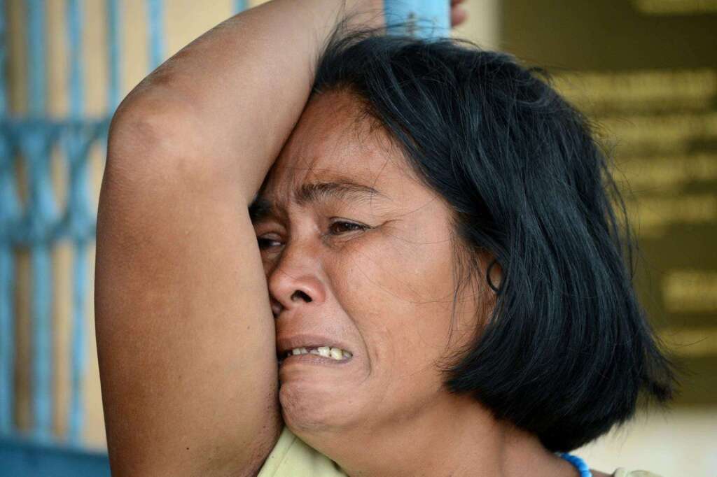 Une femme pleure son fils mort, à Tacloban - Le 9 novembre 2013.