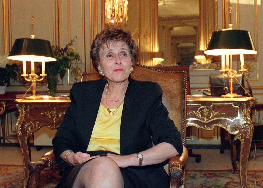 Edith Cresson (1991-1992), la première - La Socialiste est aujourd'hui la seule femme à avoir dirigé un gouvernement français. Elle est aussi le Premier ministre qui est resté le moins longtemps à Matignon: à peine plus de 10 mois.