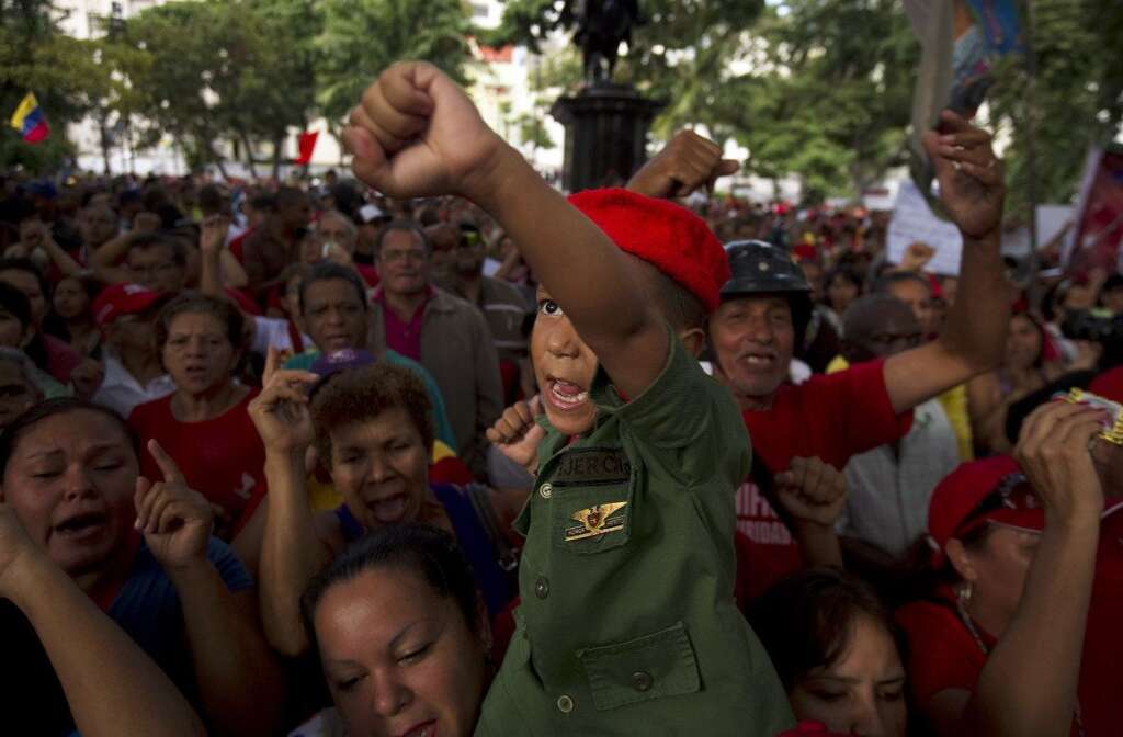 - Un petit garçon pendant une manifestation en soutien à Hugo Chavez  à Caracas, le 9 décembre 2012.