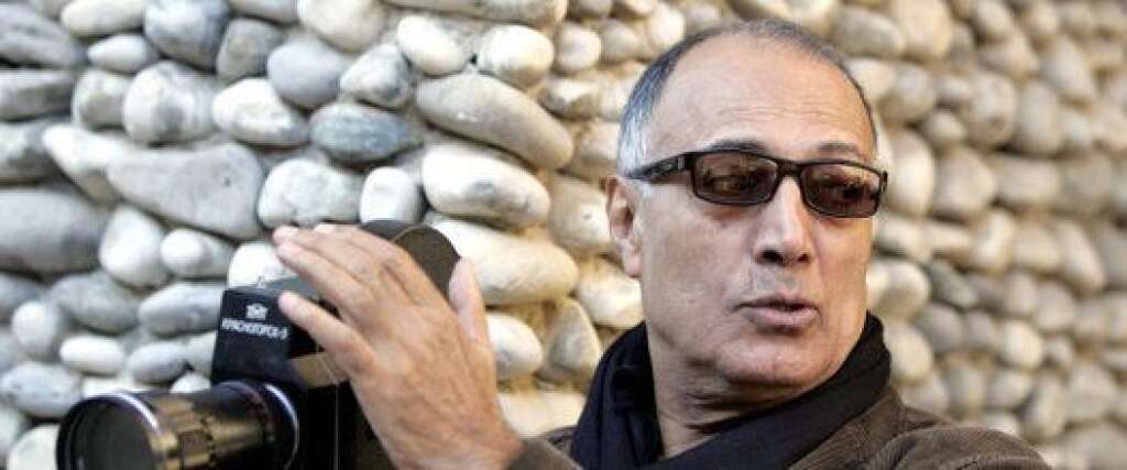 4 juillet - Abbas Kiarostami - Le réalisateur iranien Abbas Kiarostami est mort à 76 ans des suites d'un cancer, a-t-on appris lundi 4 juillet.  Celui qui avait remporté la Palme d'Or à Cannes en 1997 avec "Le Goût de la cerise" est décédé en France alors qu'il y était venu pour recevoir des soins, a rapporté le <em>Guardian</em>.   <strong>» Lire notre article complet <a href="http://www.huffingtonpost.fr/2016/07/04/abbas-kiarostami-mort-france-age-76-ans_n_10805178.html" target="_blank">en cliquant ici</a>.</strong>