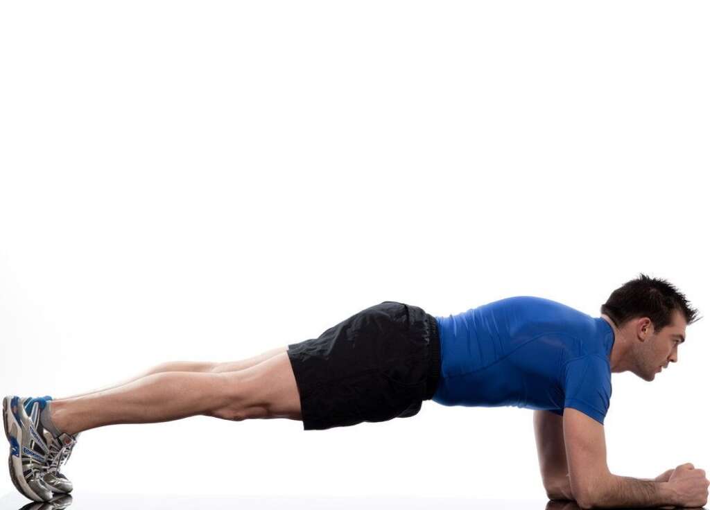 La planche basse sur les coudes («Low Plank From Elbows») - Placez vos coudes et vos avant-bras sur le sol juste en-dessous de vos aisselles et soulevez votre corps avec les jambes bien droites. Tenez cette position pour 1 à 3 minutes.