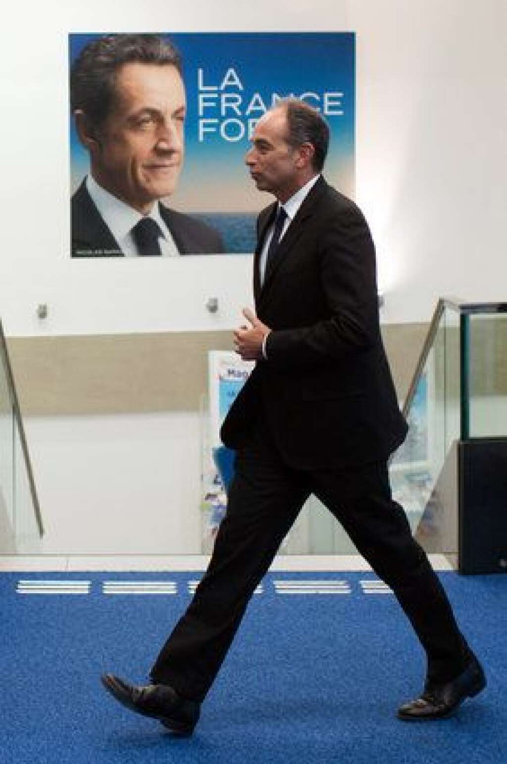 363.615 € de pénalités remboursées à la place de Sarkozy - Après l'nnvalidation de ses comptes de campagne, Nicolas Sarkozy  avait été condamné à verser au Trésor public 363.615 euros, soit le montant du dépassement du plafond des dépenses. Finalement, c'est l'UMP qui a réglé cette somme à sa place. La justice a ouvert une enquête pour abus de confiance.