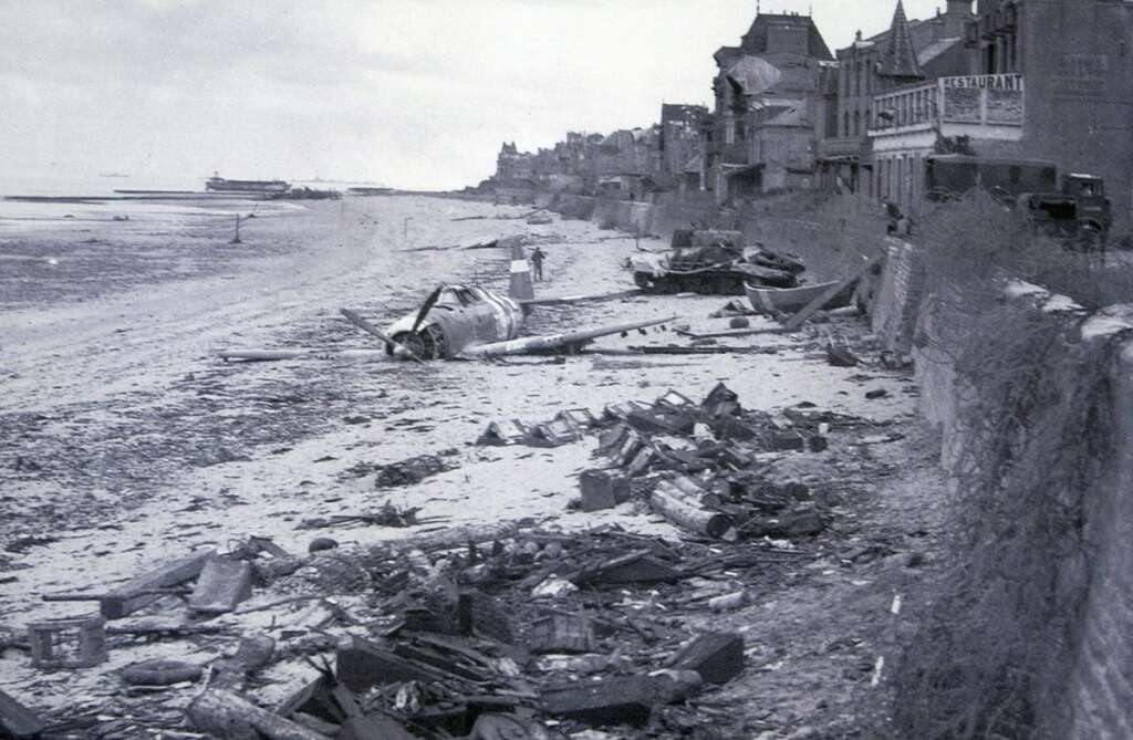 Un chasseur américain abattu sur Juno Beach - Grâce à sa maîtrise des airs, l'aviation alliée a subi très peu de pertes le 6 juin 1944: 127 avions perdus et 63 endommagés