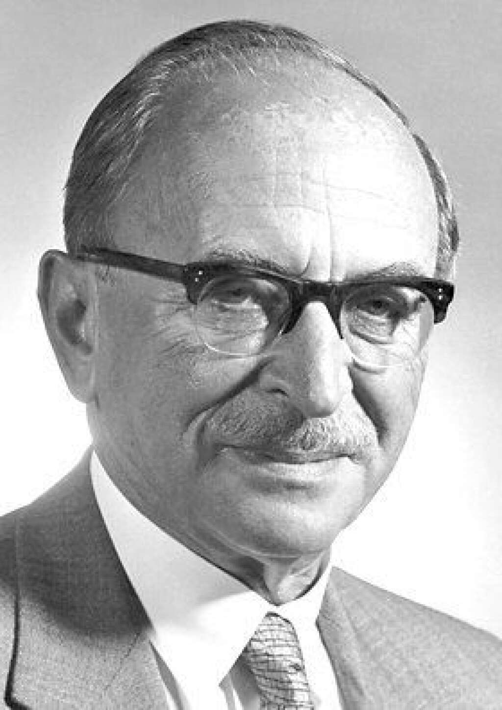 1971 : Dennis Gabor - Chercheur britannique d'origine hongroise, Gabor est récompensé "pour son invention et son développement de la méthode holographique." Vous n'en aviez jamais entendu parler? Vous êtes pourtant confronté au fruit de ses travaux tous les jours.