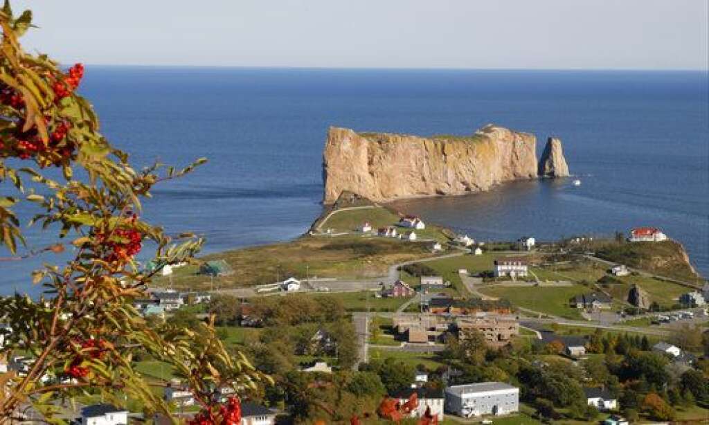 - Canada : le rocher Percé se dresse au large de la Gaspésie, dans le province de Québec